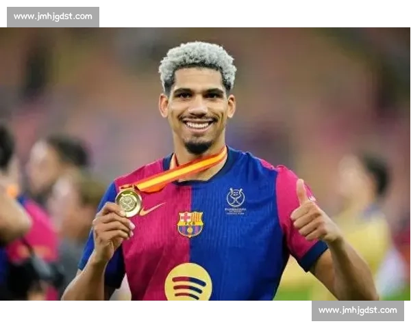 世体炮轰国家德比漏判：卡瓦哈尔冲人不冲球，阿劳霍点球被抹除