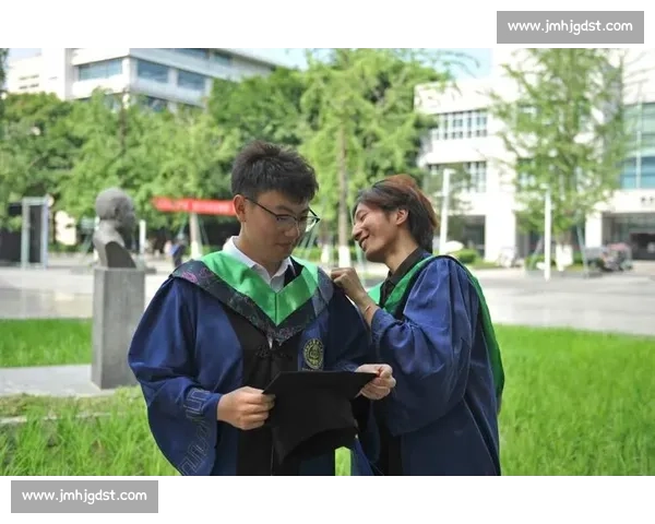 千玺的毕业礼迟到三年：穿学士服赴宴，终于圆满