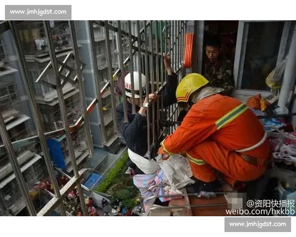 四楼悬窗生死劫！外卖小哥徒手攀楼托举生命