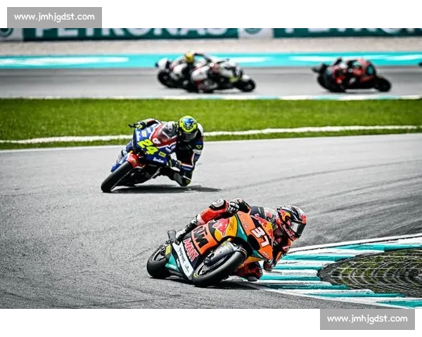 Moto3 马来西亚站出场圈事故:两车手送医,赛事紧急缩减 Moto3 马来西亚站出场圈事故:两车手送医,赛事紧急缩减